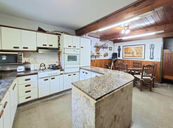 Casa · 250m² · 6 Ambientes · 2 Cocheras