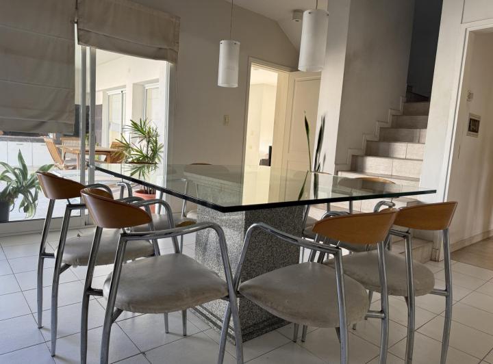 Casa · 300m² · 4 Ambientes · 2 Cocheras