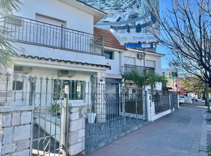 Casa · 292m² · 7 Ambientes · 3 Cocheras