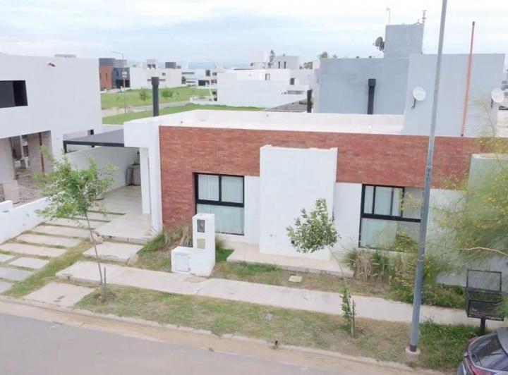 Casa · 101m² · 4 Ambientes · 1 Cochera