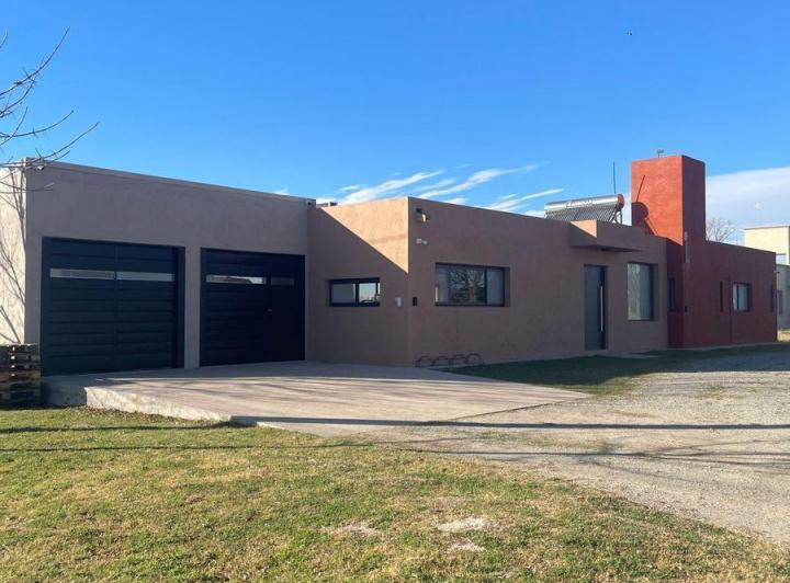 Casa · 230m² · 7 Ambientes · 2 Cocheras