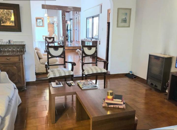 Casa · 330m² · 8 Ambientes · 1 Cochera