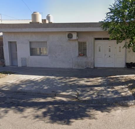 Casa · 215m² · 9 Ambientes · 1 Cochera