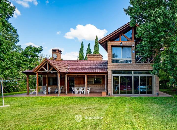 Casa · 228m² · 5 Ambientes · 2 Cocheras