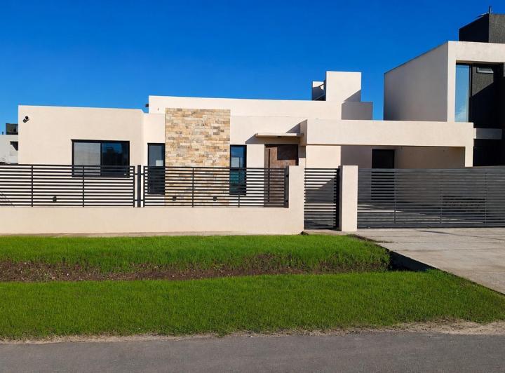 Casa · 135m² · 5 Ambientes · 2 Cocheras