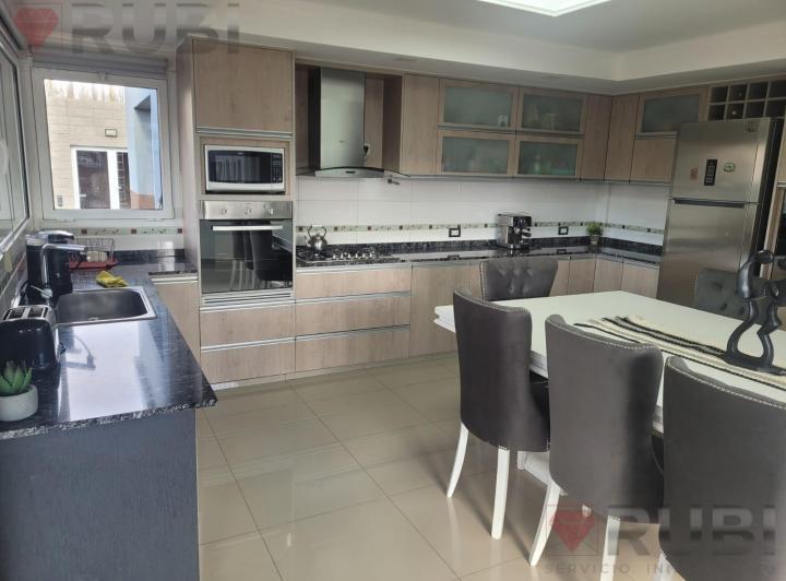 Casa · 425m² · 7 Ambientes · 1 Cochera