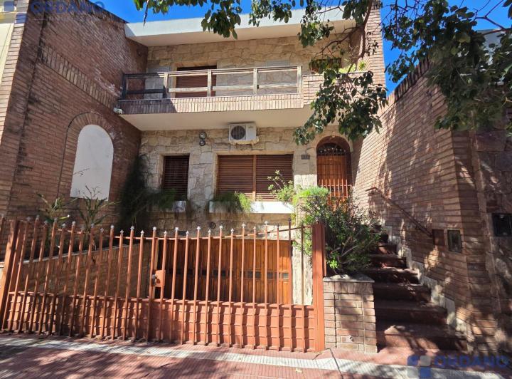 Casa · 256m² · 6 Ambientes · 2 Cocheras