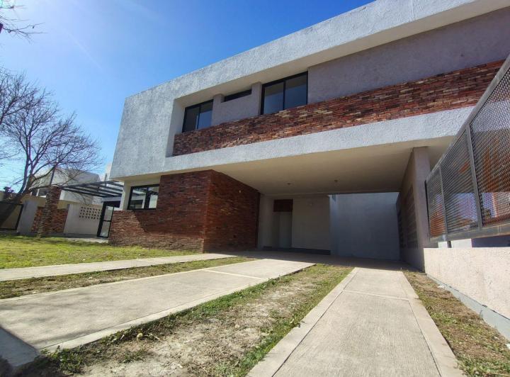 Casa · 155m² · 2 Ambientes · 2 Cocheras