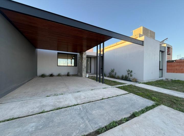 Casa · 136m² · 4 Ambientes · 2 Cocheras