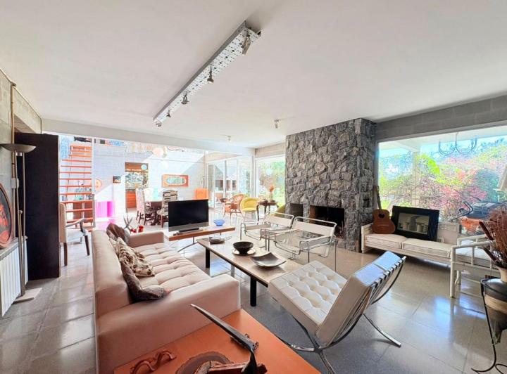 Casa · 280m² · 5 Ambientes · 2 Cocheras