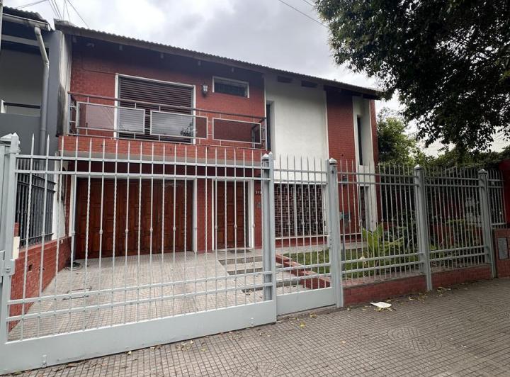 Casa · 180m² · 5 Ambientes · 3 Cocheras