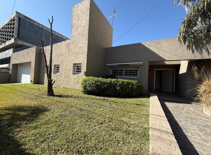 Casa · 295m² · 2 Dormitorios · 2 Cocheras