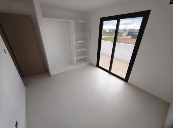 Casa · 100m² · 4 Ambientes · 2 Cocheras