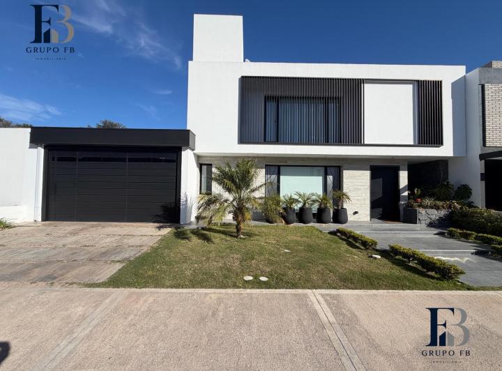 Casa · 255m² · 6 Ambientes · 2 Cocheras