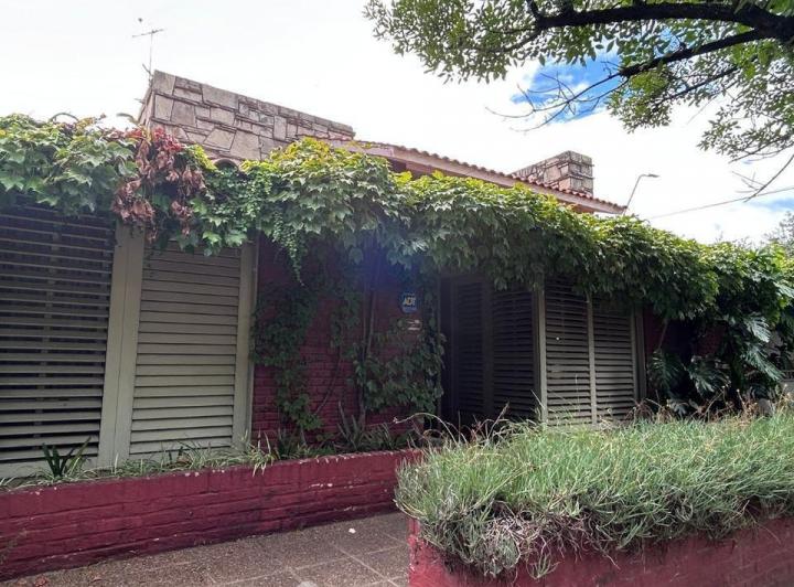 Casa · 344m² · 4 Dormitorios · 1 Cochera