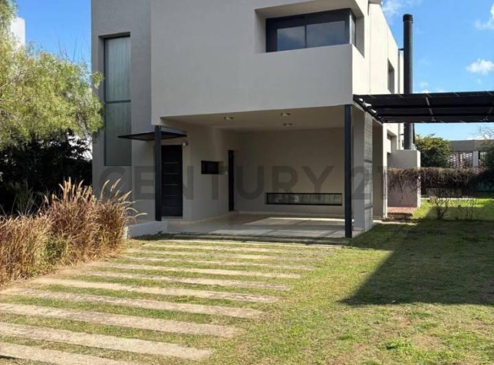 Casa · 240m² · 7 Ambientes · 3 Cocheras