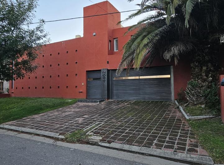 Casa · 400m² · 4 Dormitorios · 3 Cocheras