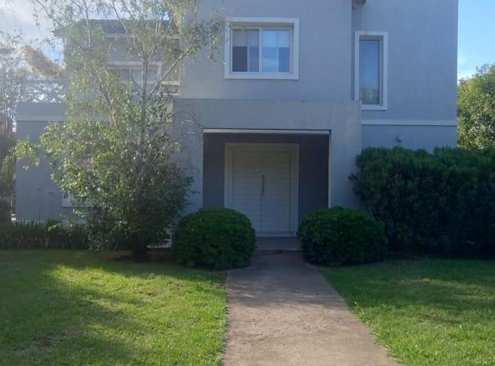 Casa · 240m² · 2 Dormitorios