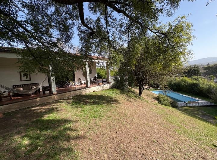 Casa · 350m² · 5 Dormitorios · 2 Cocheras