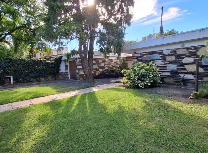Casa · 245m² · 7 Ambientes · 1 Cochera