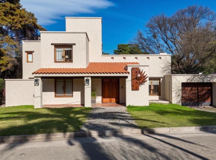 Casa · 220m² · 3 Dormitorios · 2 Cocheras