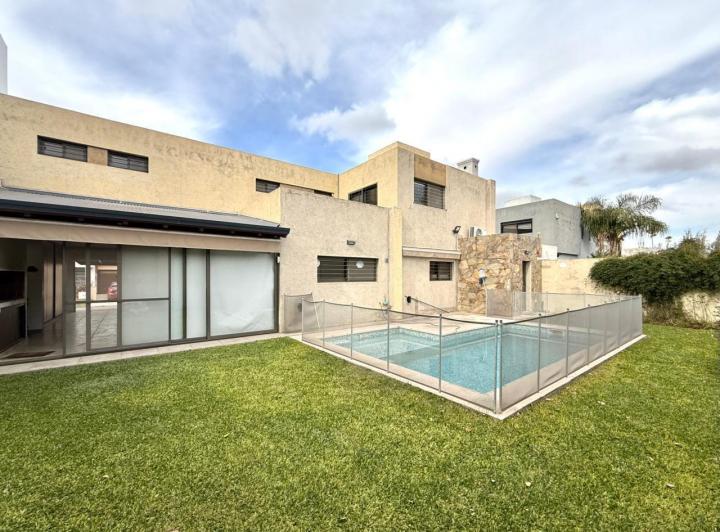 Casa · 290m² · 8 Ambientes · 4 Cocheras