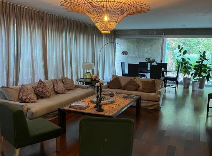 Casa · 221m² · 6 Ambientes · 3 Cocheras