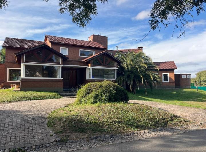 Casa · 400m² · 6 Ambientes · 2 Cocheras