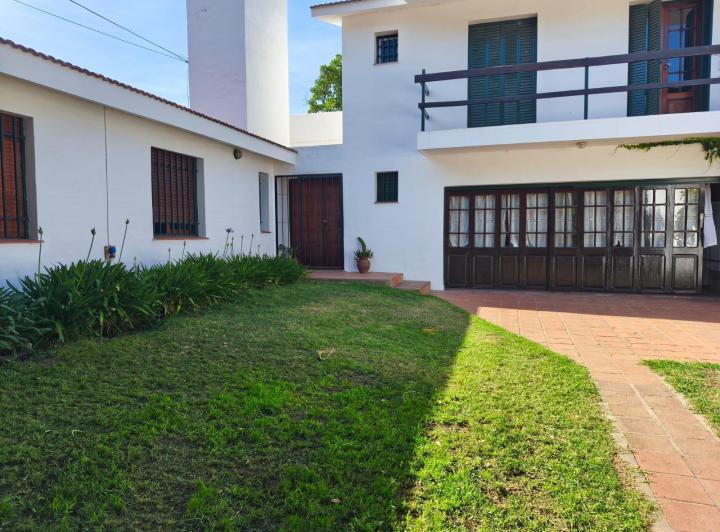 Casa · 247m² · 4 Dormitorios · 2 Cocheras