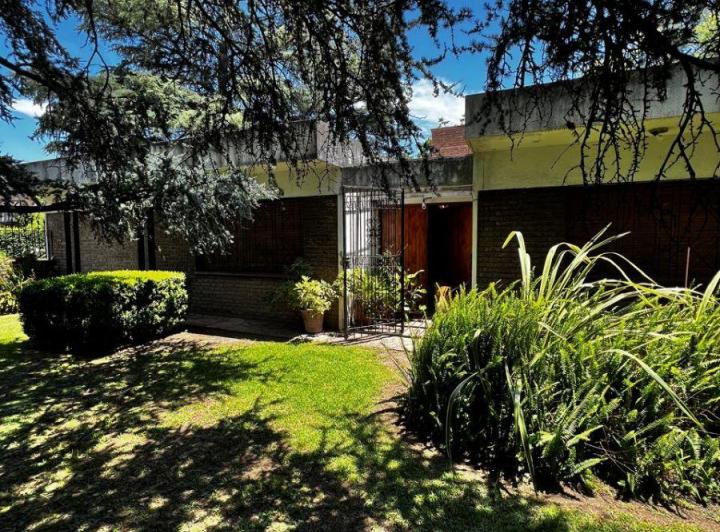 Casa · 300m² · 4 Ambientes · 2 Cocheras