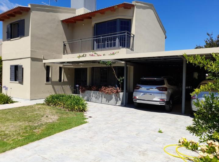 Casa · 320m² · 8 Ambientes · 2 Cocheras