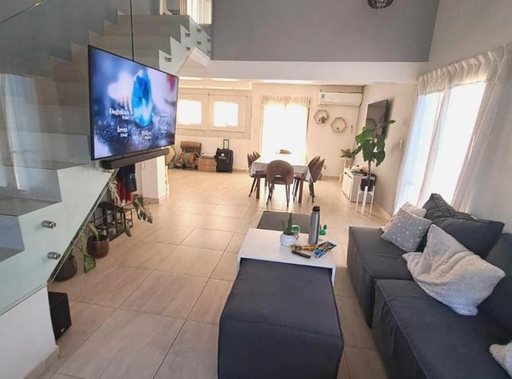 Casa · 85m² · 8 Ambientes