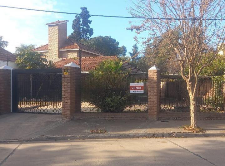Casa · 384m² · 6 Ambientes · 1 Cochera