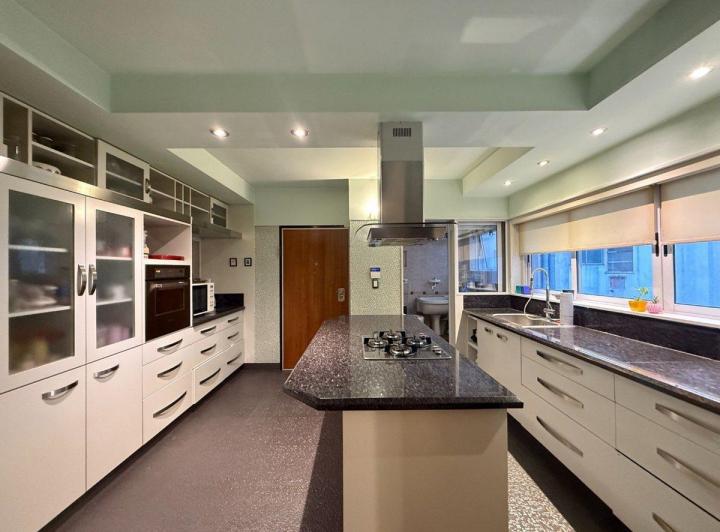 Departamento · 219m² · 6 Ambientes · 1 Cochera