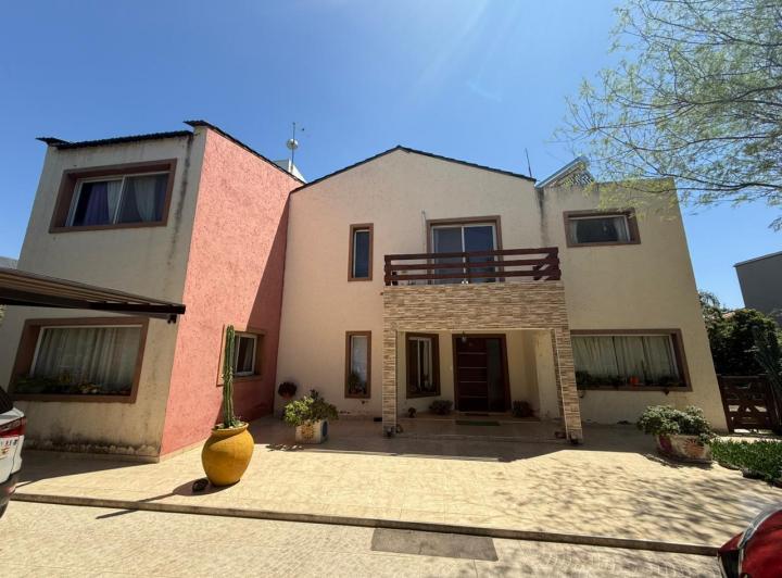 Casa · 300m² · 4 Ambientes