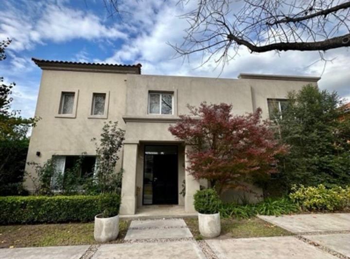 Casa · 240m² · 5 Ambientes · 2 Cocheras