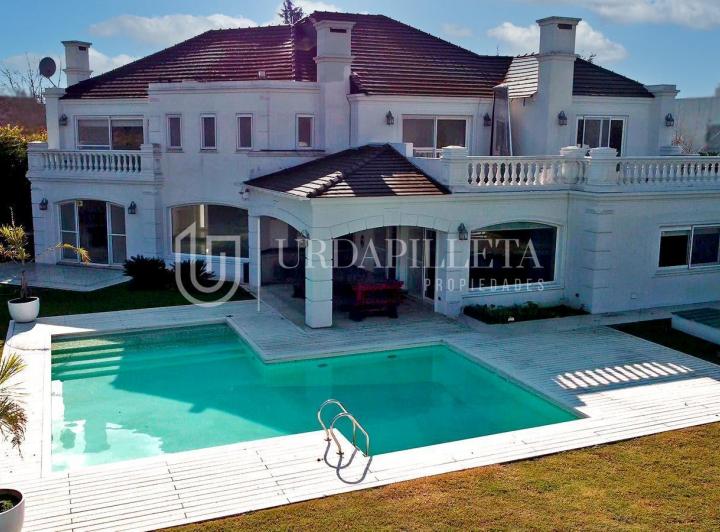 Casa · 369m² · 9 Ambientes · 5 Cocheras