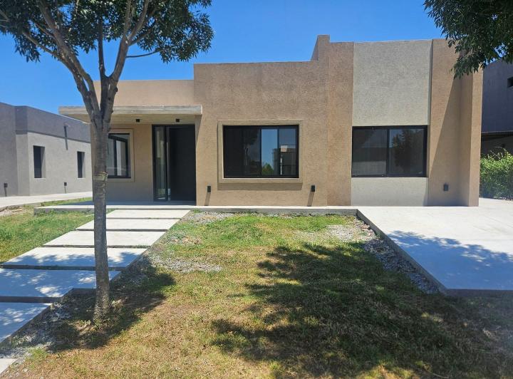 Casa · 150m² · 5 Ambientes · 2 Cocheras