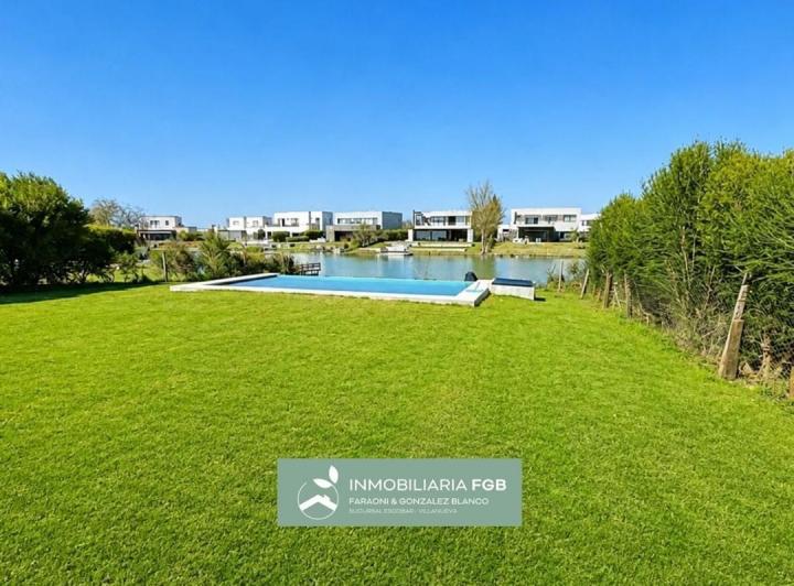 Casa · 180m² · 5 Ambientes · 2 Cocheras