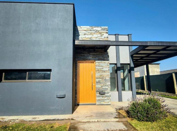 Casa · 105m² · 4 Ambientes · 1 Cochera