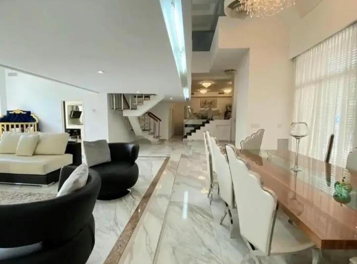 Casa · 540m² · 5 Ambientes · 2 Cocheras