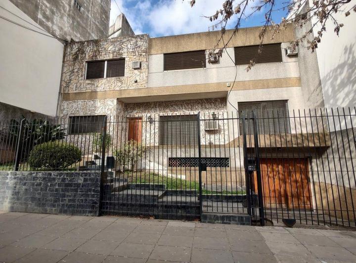 Casa · 245m² · 5 Ambientes · 2 Cocheras