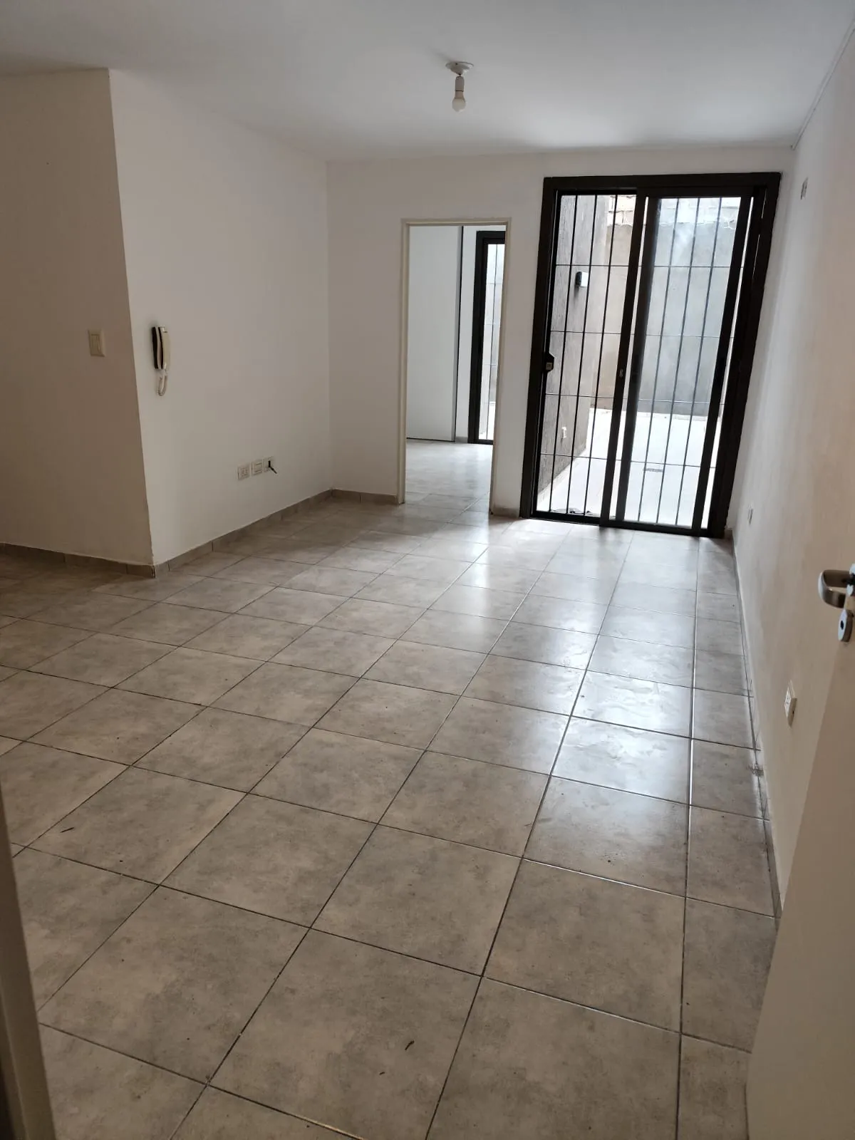 Departamento en Alquiler  1 Dormitorio con Patio  Barrio Juniors  Apto Mascotas