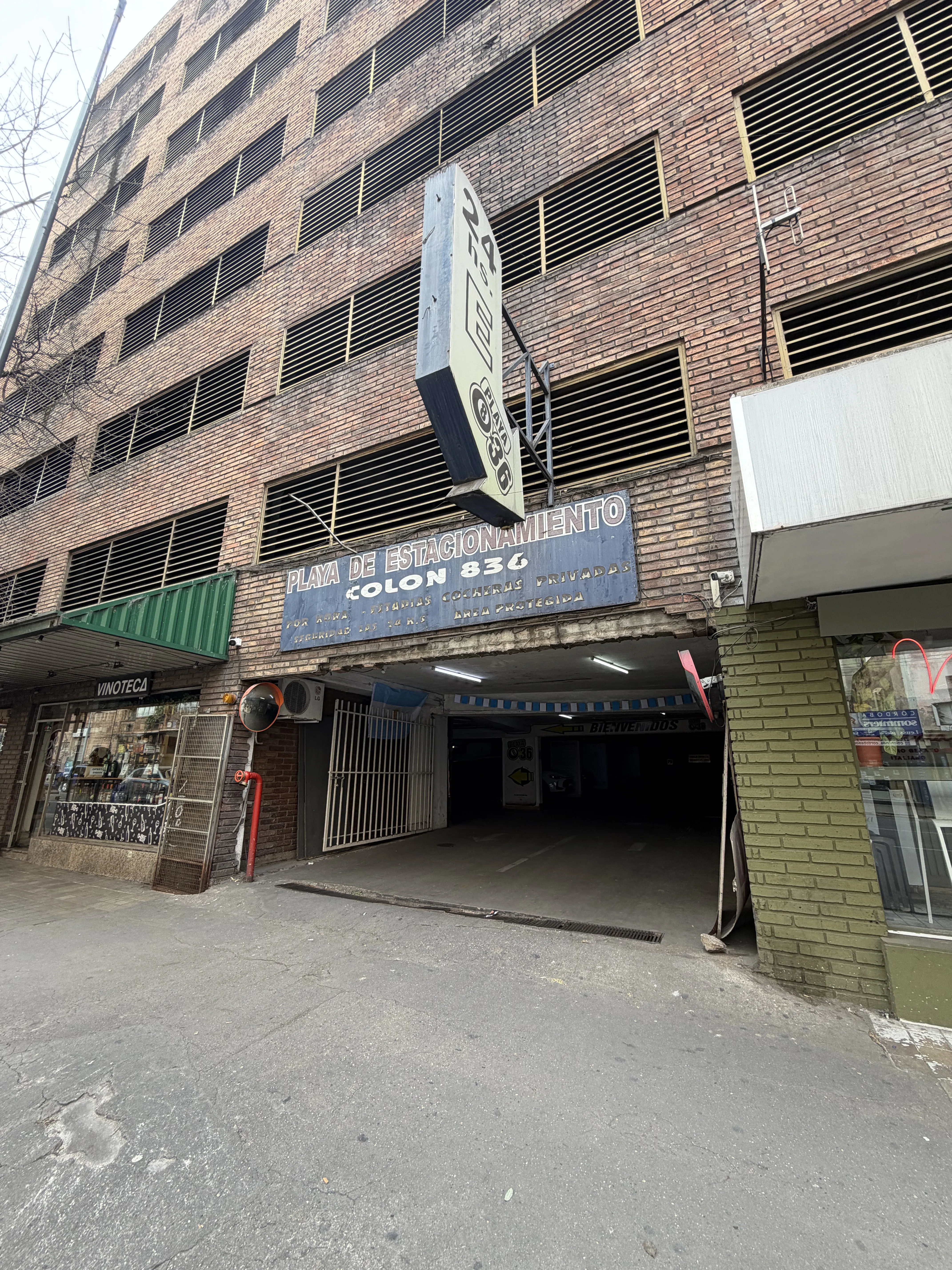 COCHERA! ECONOMICA, BARRIO CENTRO, AMPLIA, FACIL ACCESO!!!