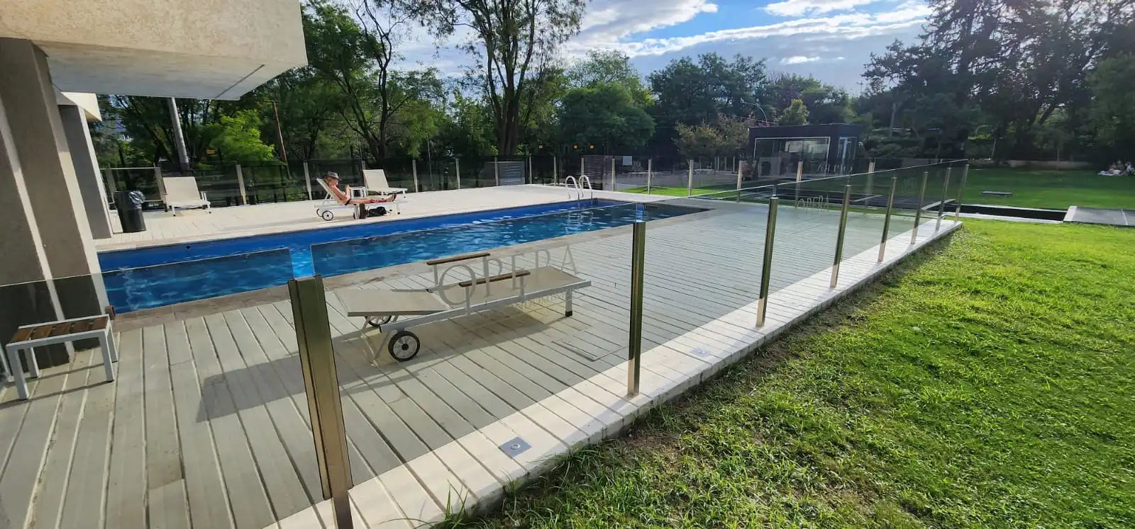 Barrio Las Rosas. Condominio Opera Luxury. Torre 4 VIP con pileta climatizada! IMPECABLE COMO NUEVO! Cocina separada. Calefacción central. 2 Aire acondicionado split. Amplio balcón. Cochera cubierta. Seguridad 24 hs.