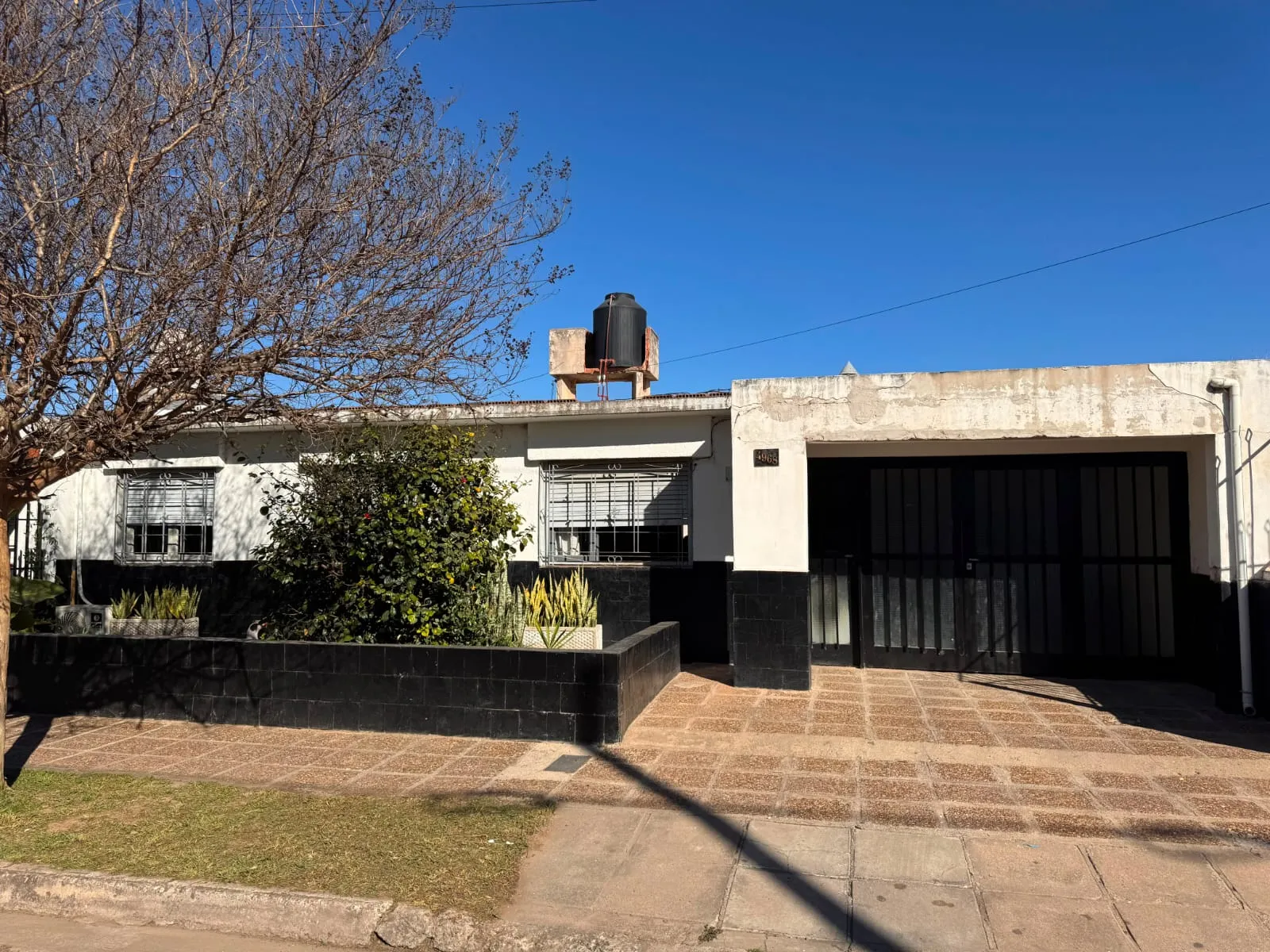 Vendo Casa en Yofre. 4 Dorm. Cochera y Patio Amplio