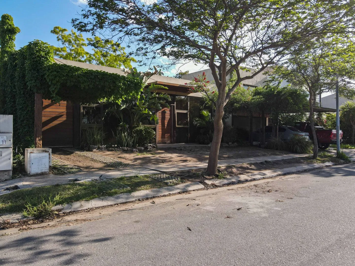 VENTA CASA 3 DORM - JARDÍN CLARET - GRAN PATIO Y SEGURIDAD