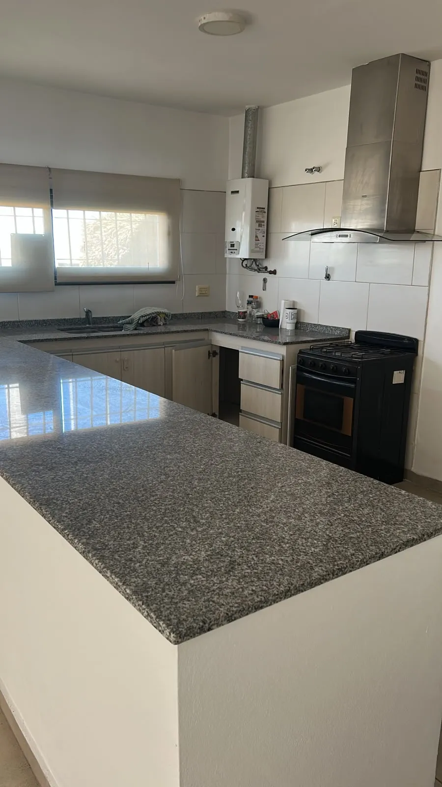 HERMOSA CASA DE 3 DORMITORIOS EN ALQUILER – BARRIO CON SEGURIDAD VALLE CERCANO
