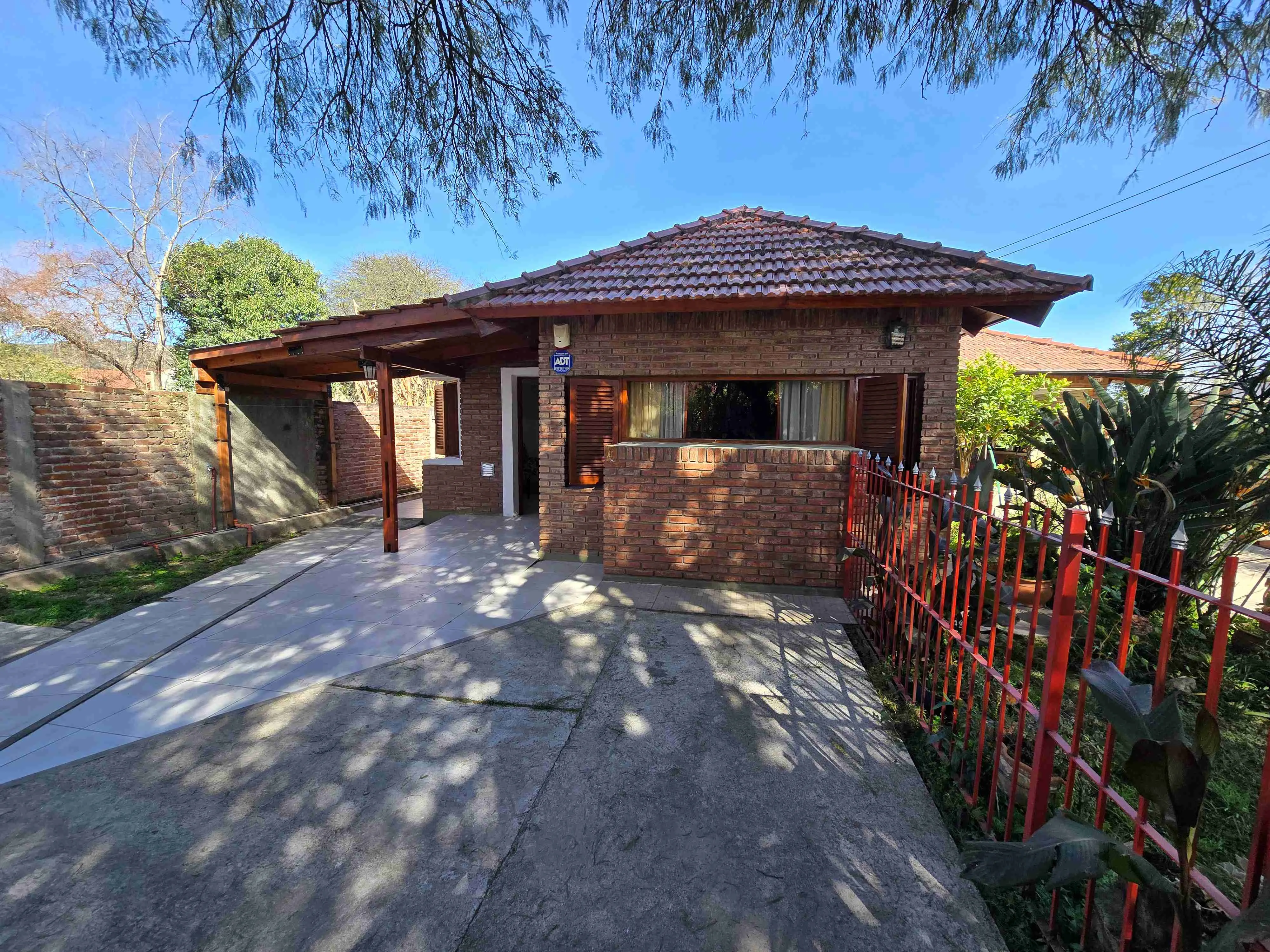 MUY LINDA Y AMPLIA CASA EN VENTA EN CARLOS PAZ, BARRIO SANTA RITA, TODOS LOS SERVICIOS.