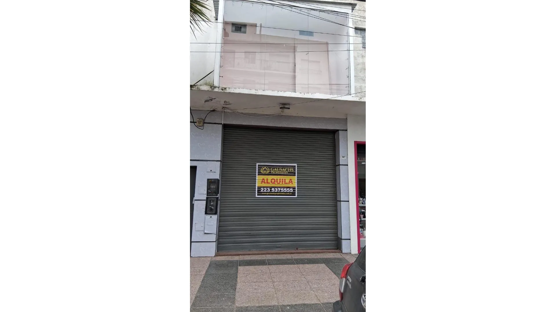 Local sobre calle San Juan, con amplio depósito